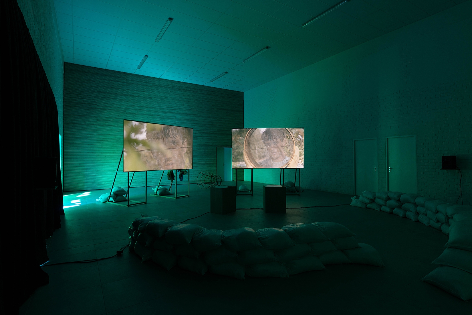 https://abrideswardt.com/files/gimgs/th-81_Installation view Abri de Swardt, Kammakamma (2022-2024), Synchronised two-channel projection, configurable screens, sand from Macassar Dunes, and costumes, 16’54 min 2a.jpg